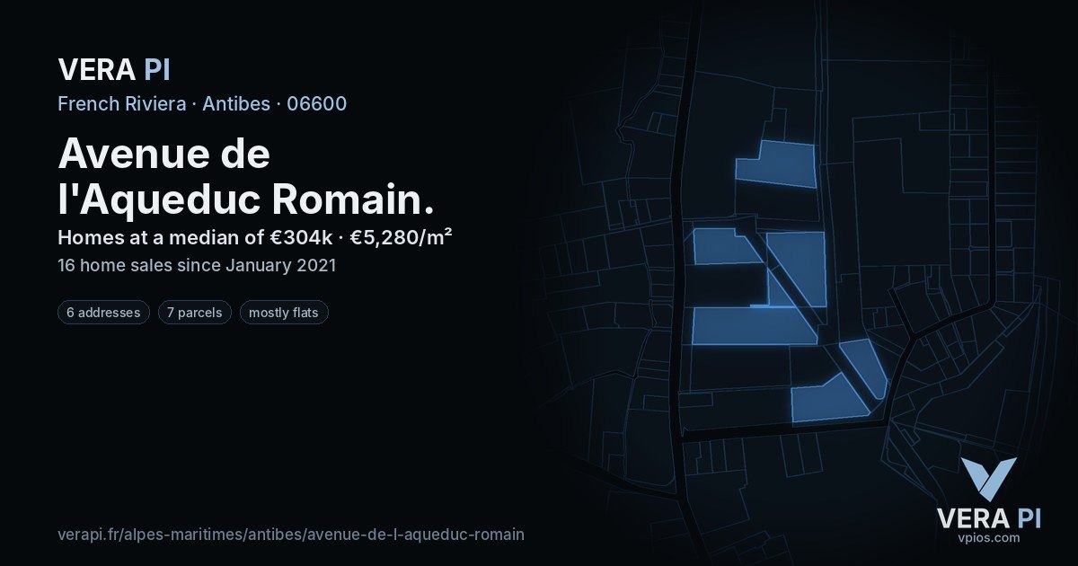Avenue de l'Aqueduc Romain, Antibes at night – every parcel coloured by the prices around it, the street's own parcels lit