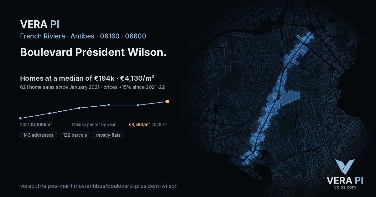 Boulevard Président Wilson, Antibes at night – every parcel coloured by the prices around it, the street's own parcels lit