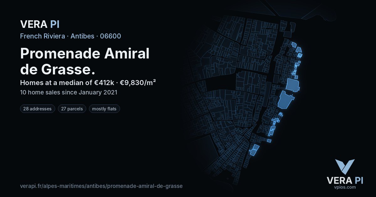 Promenade Amiral de Grasse, Antibes at night – every parcel coloured by the prices around it, the street's own parcels lit