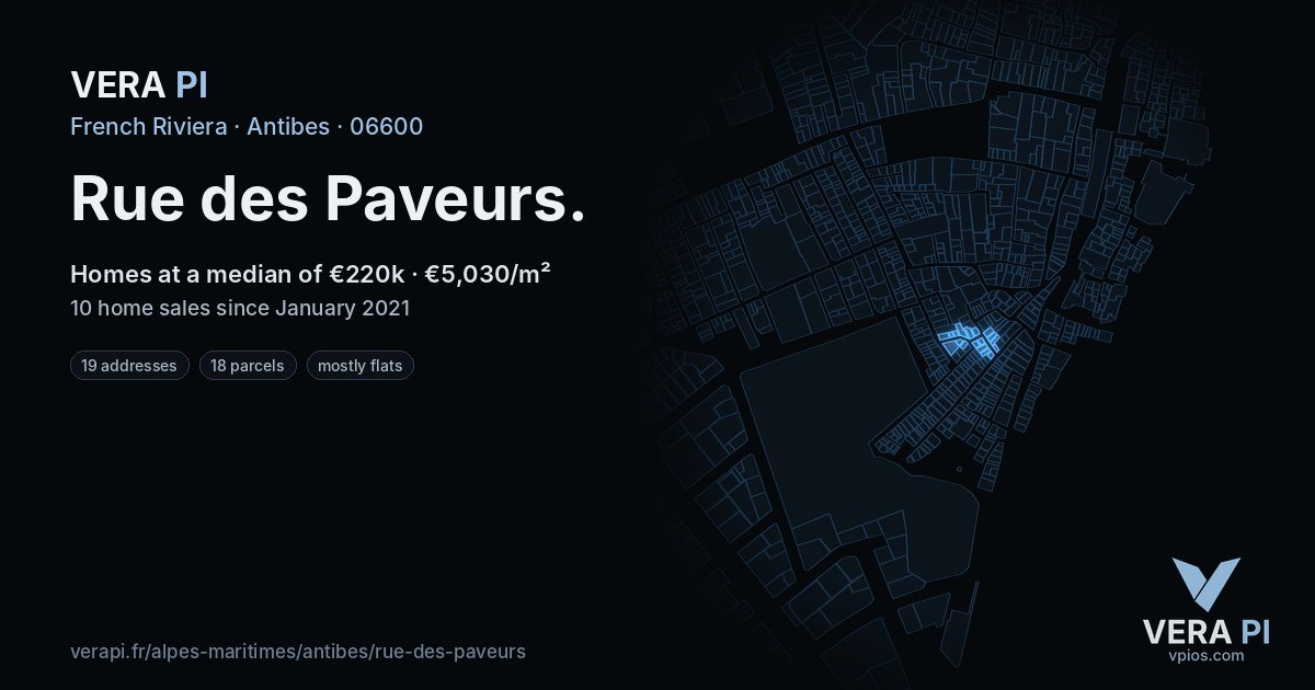Rue des Paveurs, Antibes at night – every parcel coloured by the prices around it, the street's own parcels lit