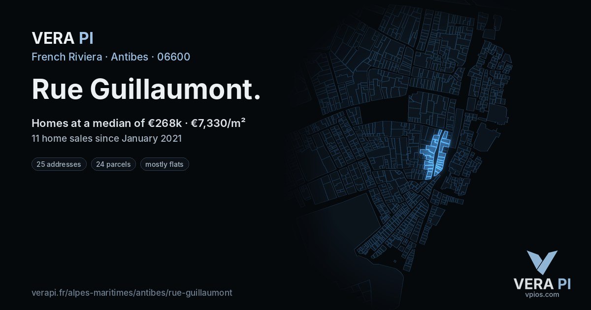 Rue Guillaumont, Antibes at night – every parcel coloured by the prices around it, the street's own parcels lit