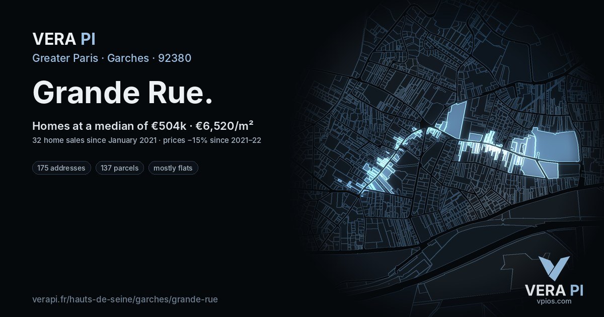 Grande Rue, Garches at night – every parcel coloured by the prices around it, the street's own parcels lit