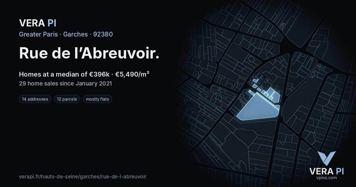 Rue de l’Abreuvoir, Garches at night – every parcel coloured by the prices around it, the street's own parcels lit