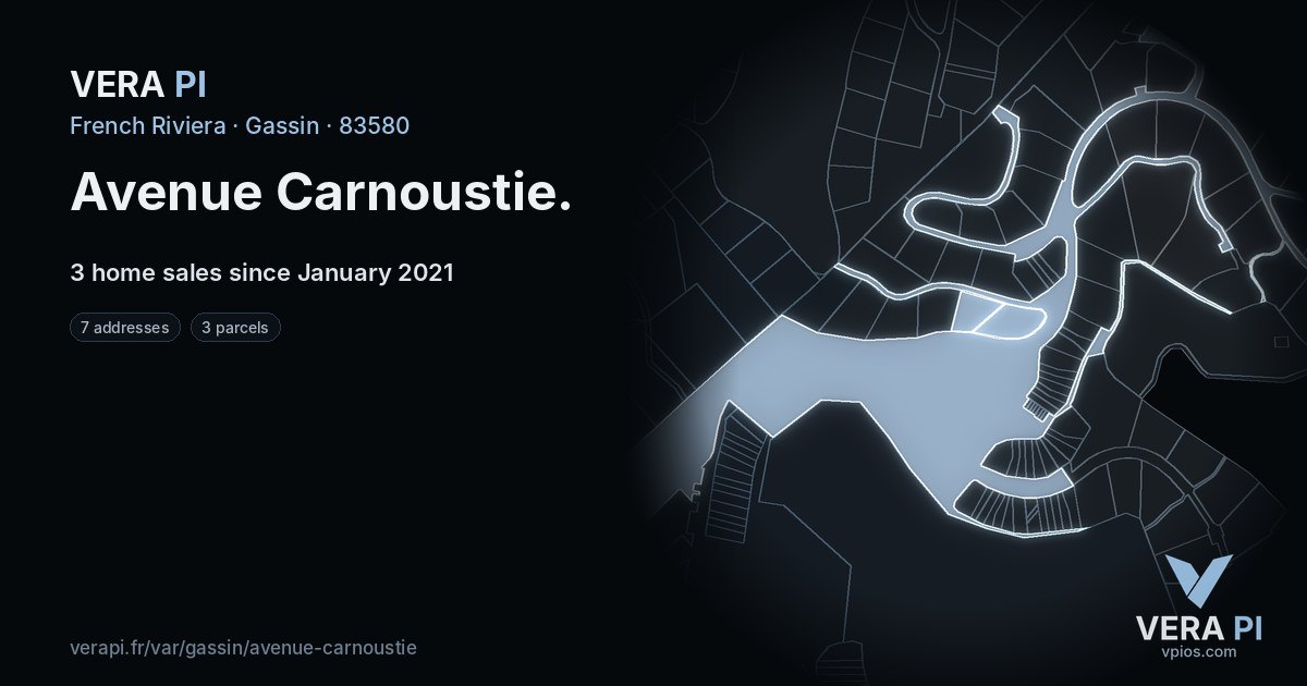 Avenue Carnoustie, Gassin at night – every parcel coloured by the prices around it, the street's own parcels lit