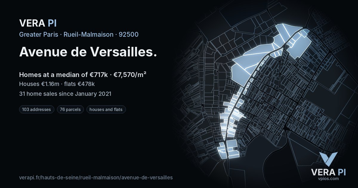 Avenue de Versailles, Rueil-Malmaison at night – every parcel coloured by the prices around it, the street's own parcels lit