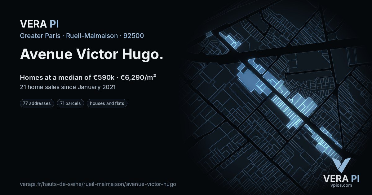 Avenue Victor Hugo, Rueil-Malmaison at night – every parcel coloured by the prices around it, the street's own parcels lit