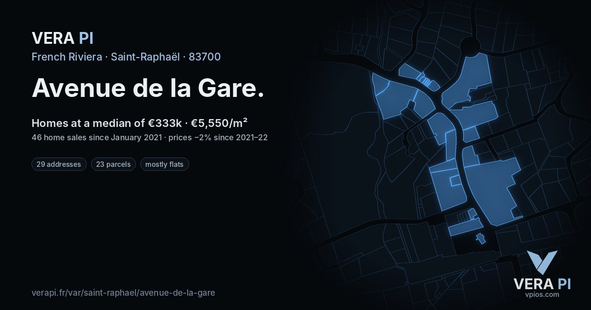 Avenue de la Gare, Saint-Raphaël at night – every parcel coloured by the prices around it, the street's own parcels lit