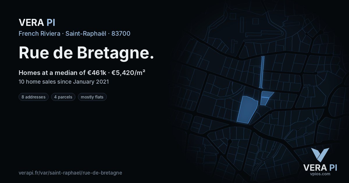 Rue de Bretagne, Saint-Raphaël at night – every parcel coloured by the prices around it, the street's own parcels lit