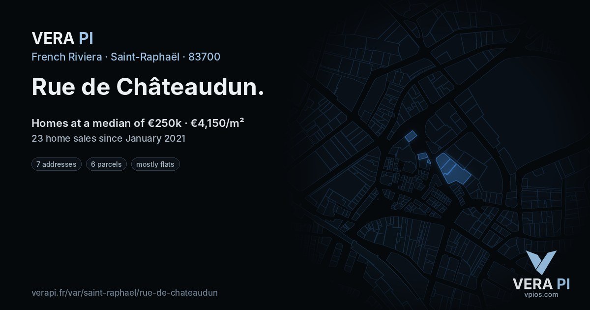 Rue de Châteaudun, Saint-Raphaël at night – every parcel coloured by the prices around it, the street's own parcels lit