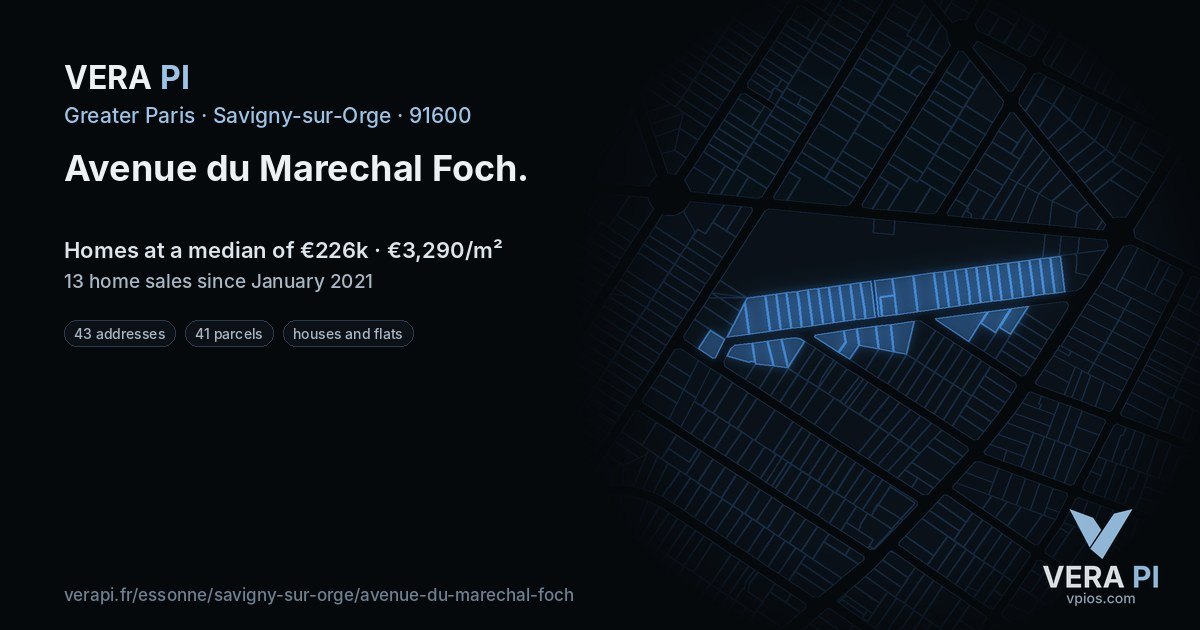 Avenue du Marechal Foch, Savigny-sur-Orge at night – every parcel coloured by the prices around it, the street's own parcels lit