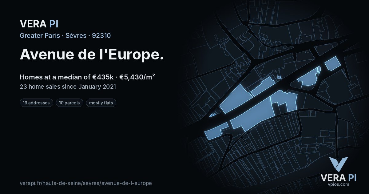 Avenue de l'Europe, Sèvres at night – every parcel coloured by the prices around it, the street's own parcels lit
