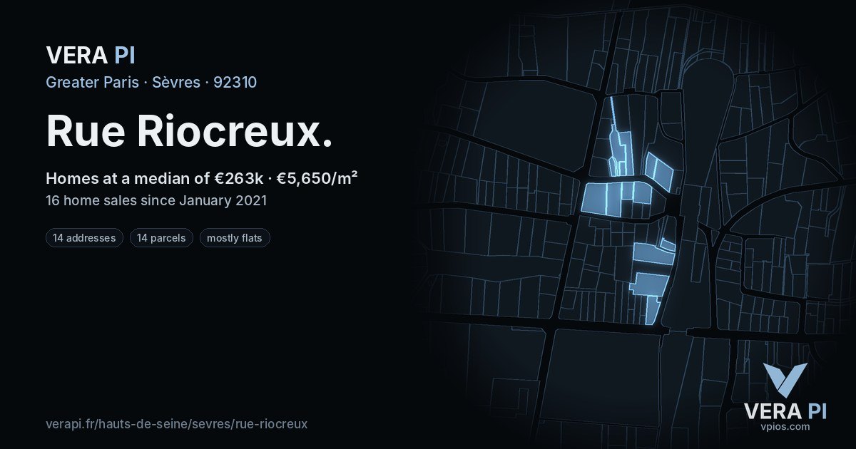 Rue Riocreux, Sèvres at night – every parcel coloured by the prices around it, the street's own parcels lit