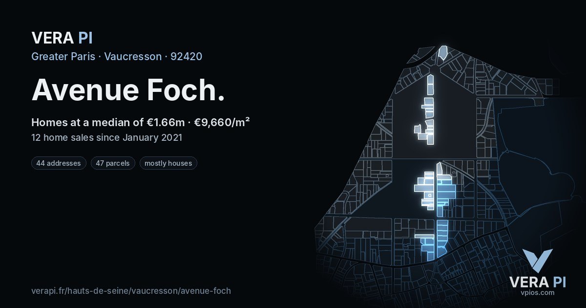 Avenue Foch, Vaucresson at night – every parcel coloured by the prices around it, the street's own parcels lit