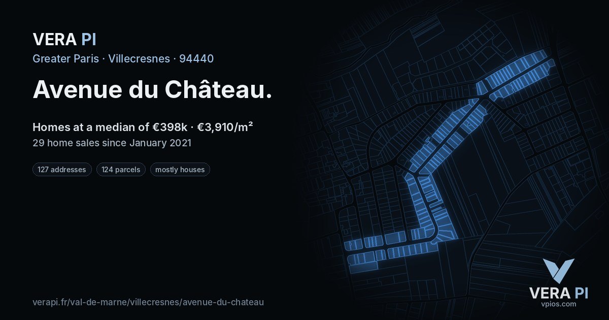 Avenue du Château, Villecresnes at night – every parcel coloured by the prices around it, the street's own parcels lit
