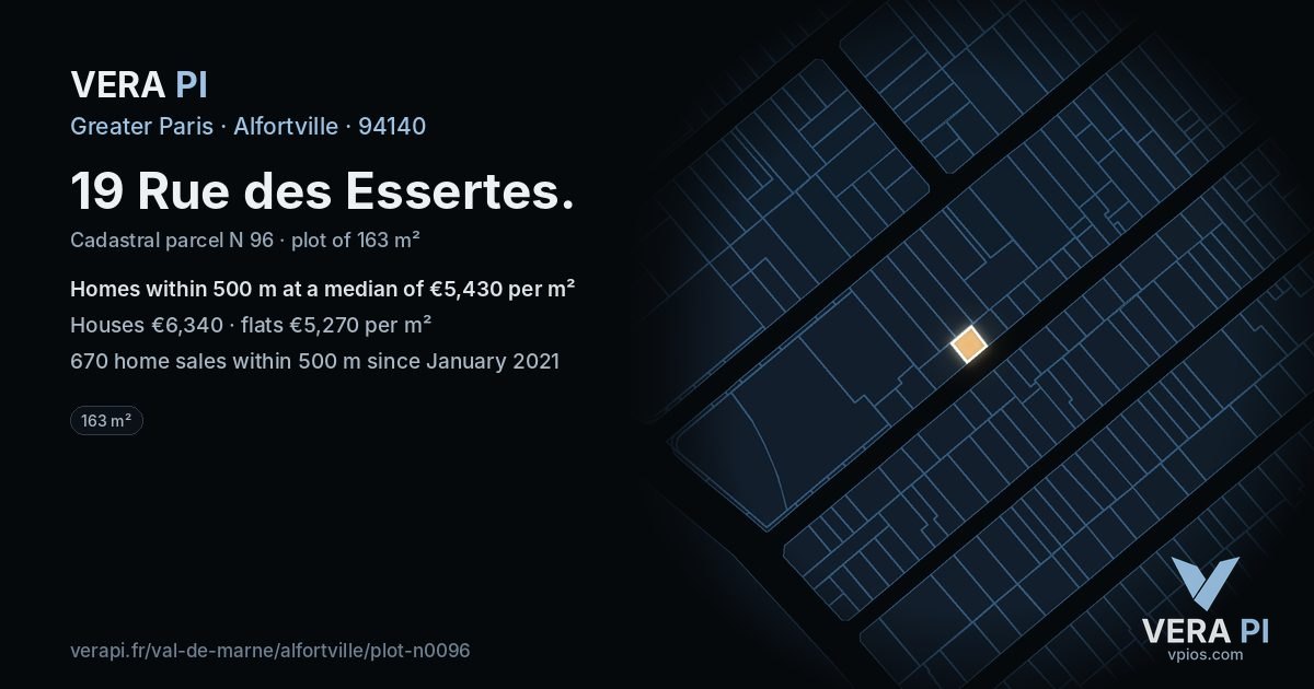 19 Rue des Essertes, Alfortville at night – the plot lit, the parcels around coloured by the prices near them