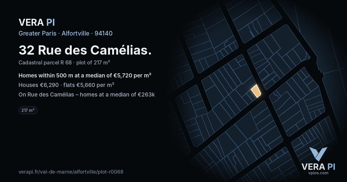 32 Rue des Camélias, Alfortville at night – the plot lit, the parcels around coloured by the prices near them
