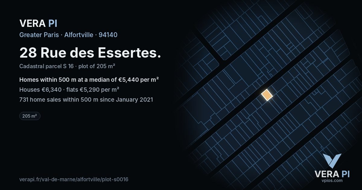 28 Rue des Essertes, Alfortville at night – the plot lit, the parcels around coloured by the prices near them
