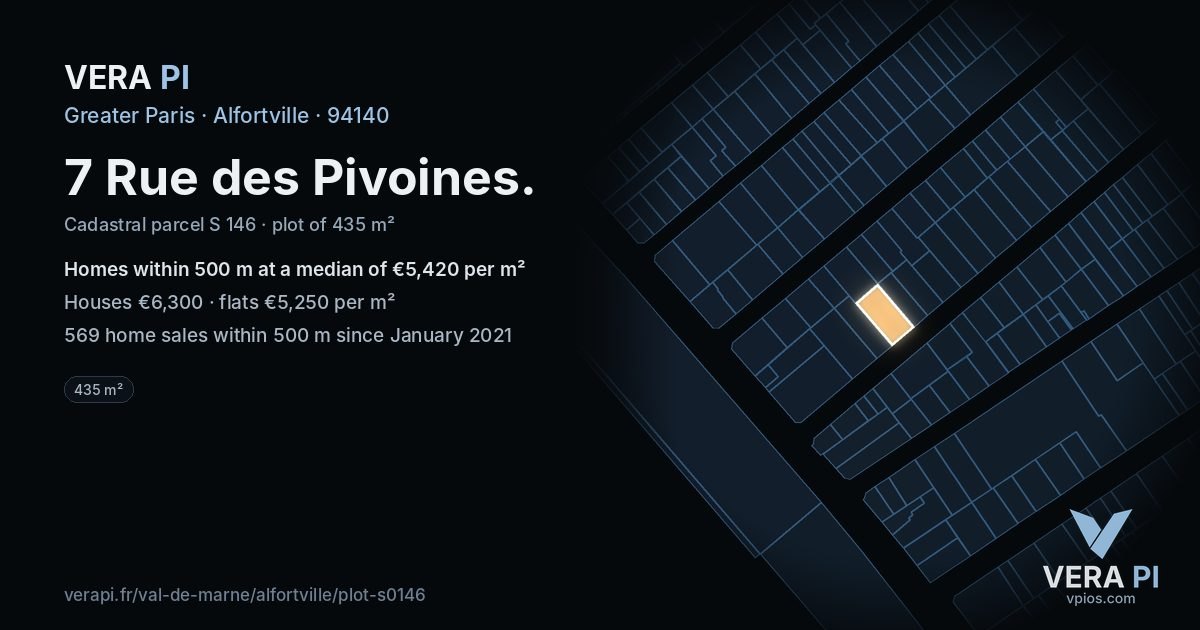 7 Rue des Pivoines, Alfortville at night – the plot lit, the parcels around coloured by the prices near them