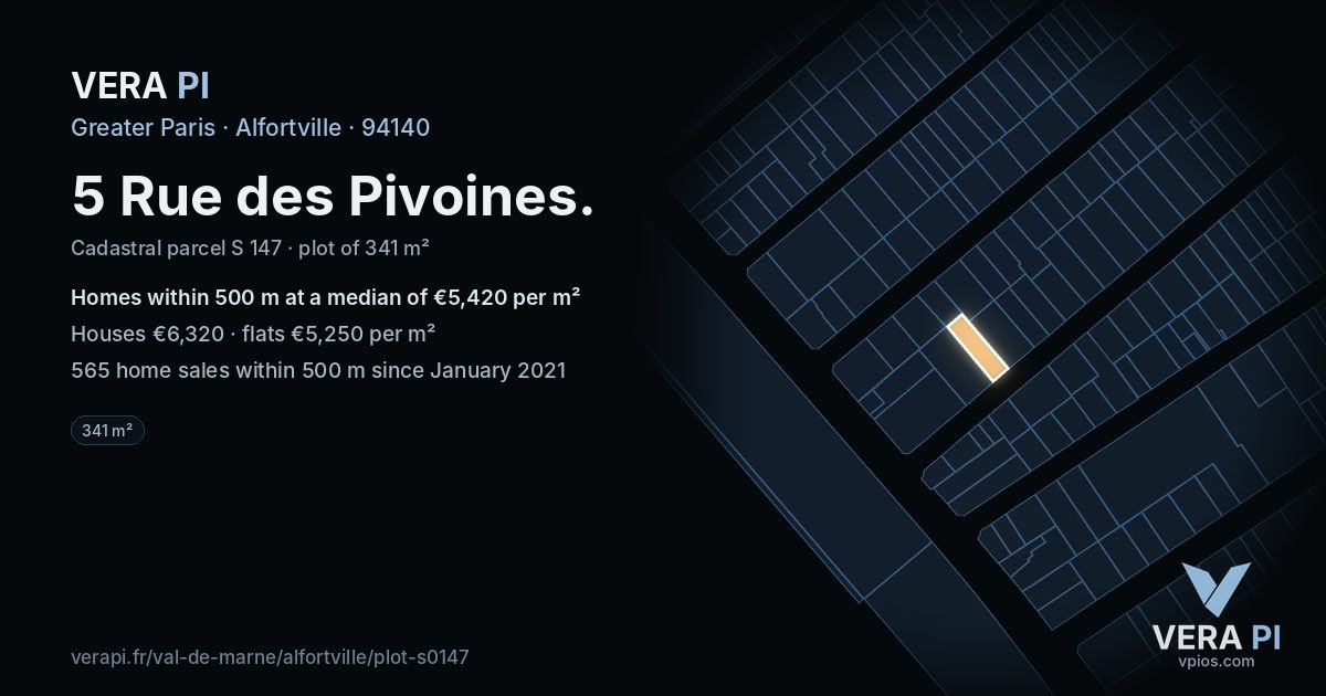 5 Rue des Pivoines, Alfortville at night – the plot lit, the parcels around coloured by the prices near them