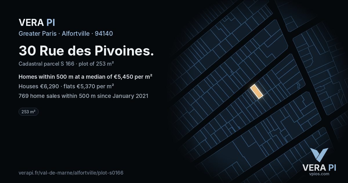 30 Rue des Pivoines, Alfortville at night – the plot lit, the parcels around coloured by the prices near them