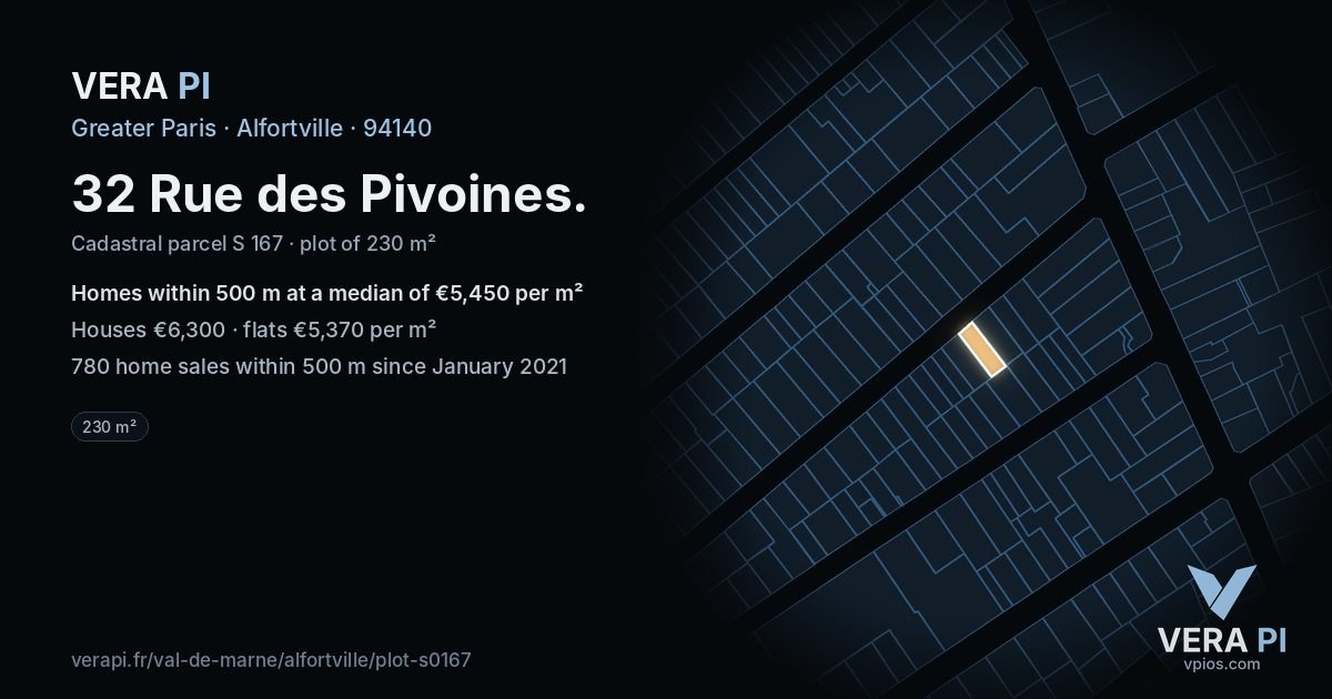 32 Rue des Pivoines, Alfortville at night – the plot lit, the parcels around coloured by the prices near them