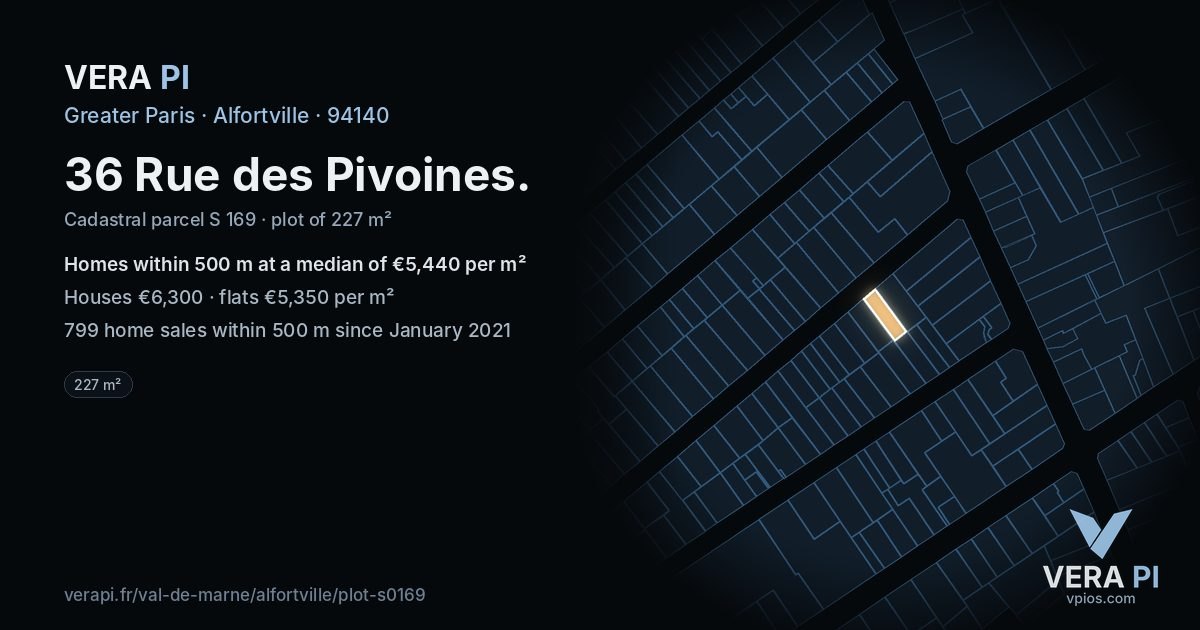 36 Rue des Pivoines, Alfortville at night – the plot lit, the parcels around coloured by the prices near them