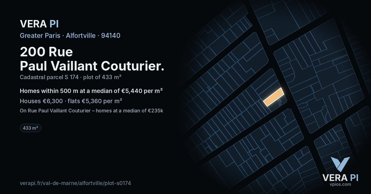 200 Rue Paul Vaillant Couturier, Alfortville at night – the plot lit, the parcels around coloured by the prices near them
