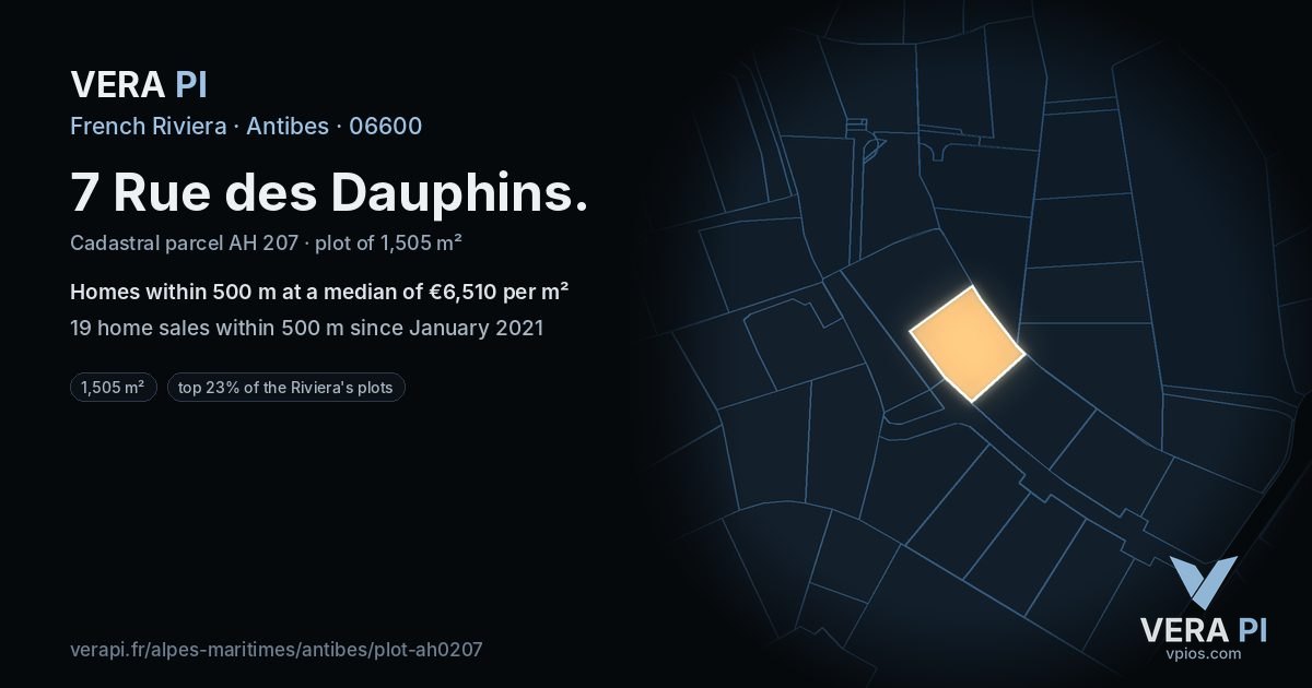7 Rue des Dauphins, Antibes at night – the plot lit, the parcels around coloured by the prices near them