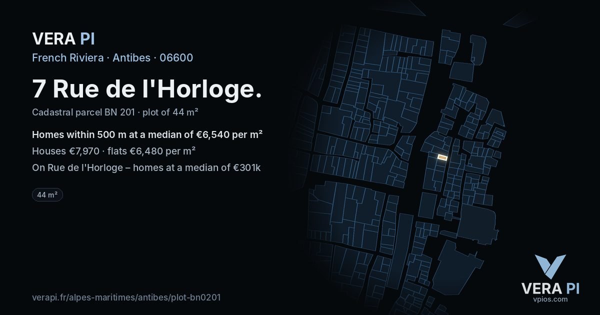 7 Rue de l'Horloge, Antibes at night – the plot lit, the parcels around coloured by the prices near them