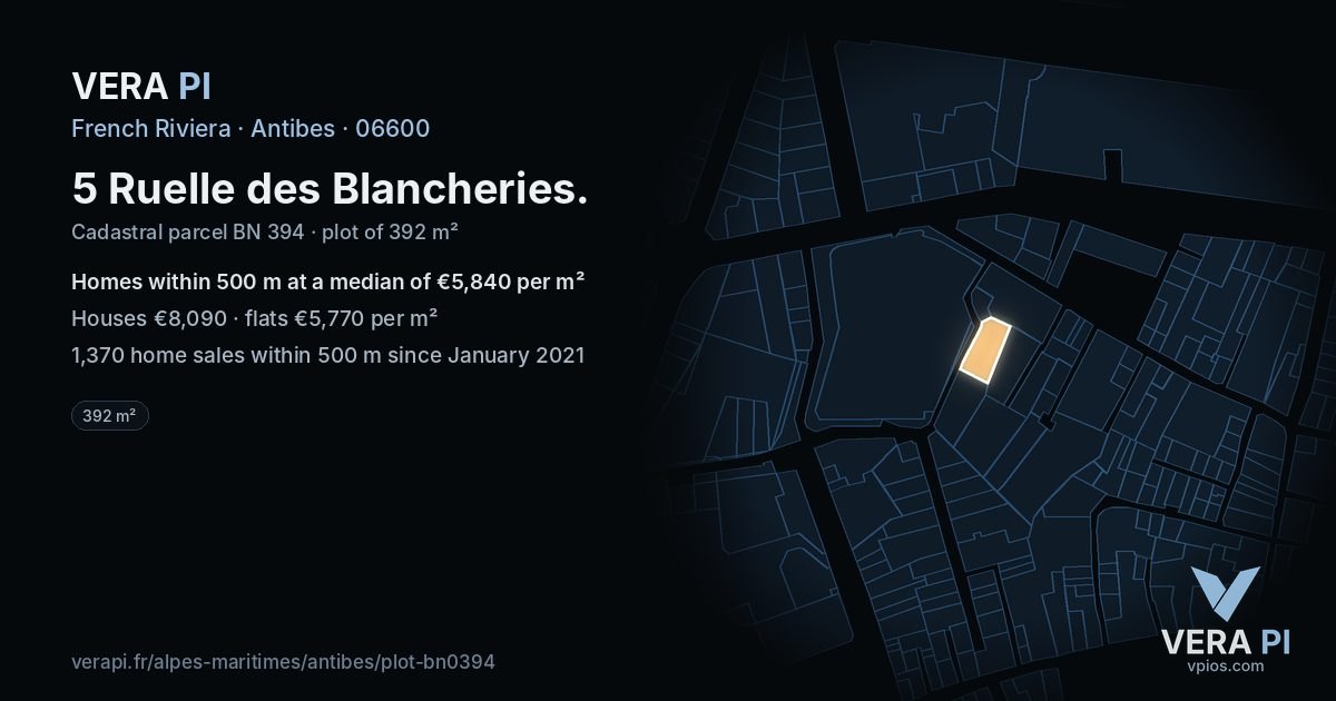 5 Ruelle des Blancheries, Antibes at night – the plot lit, the parcels around coloured by the prices near them