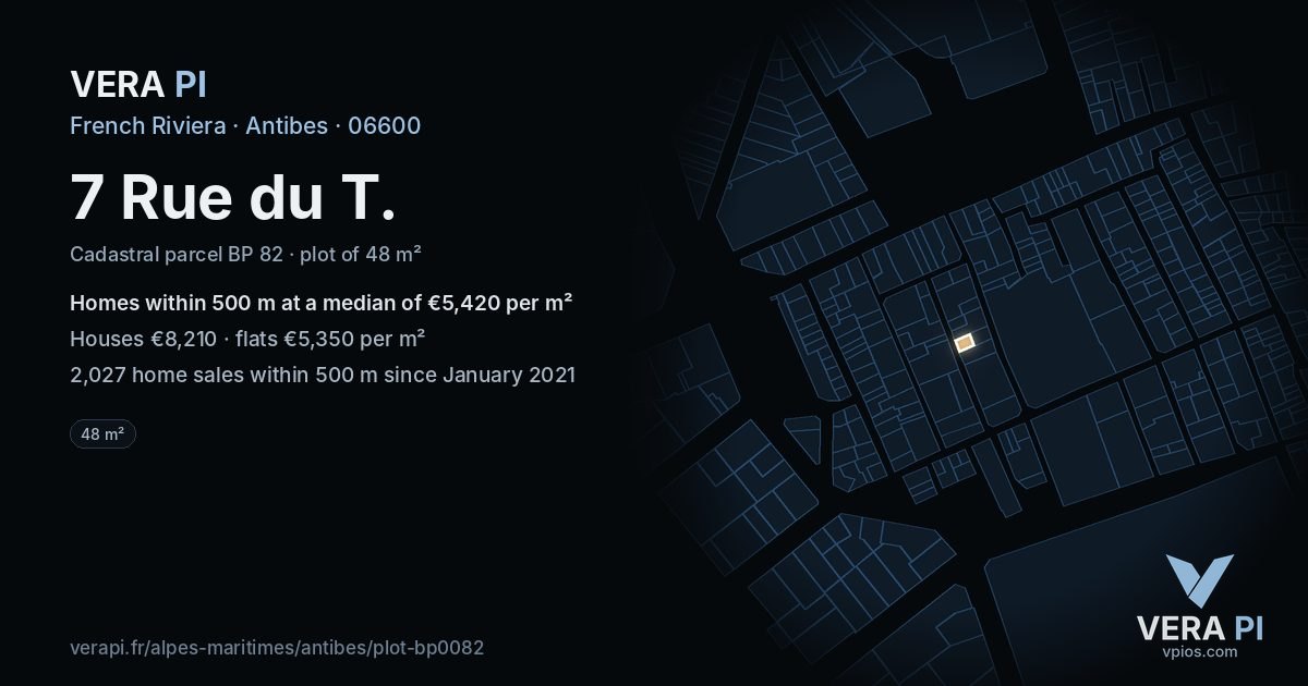7 Rue du T, Antibes at night – the plot lit, the parcels around coloured by the prices near them