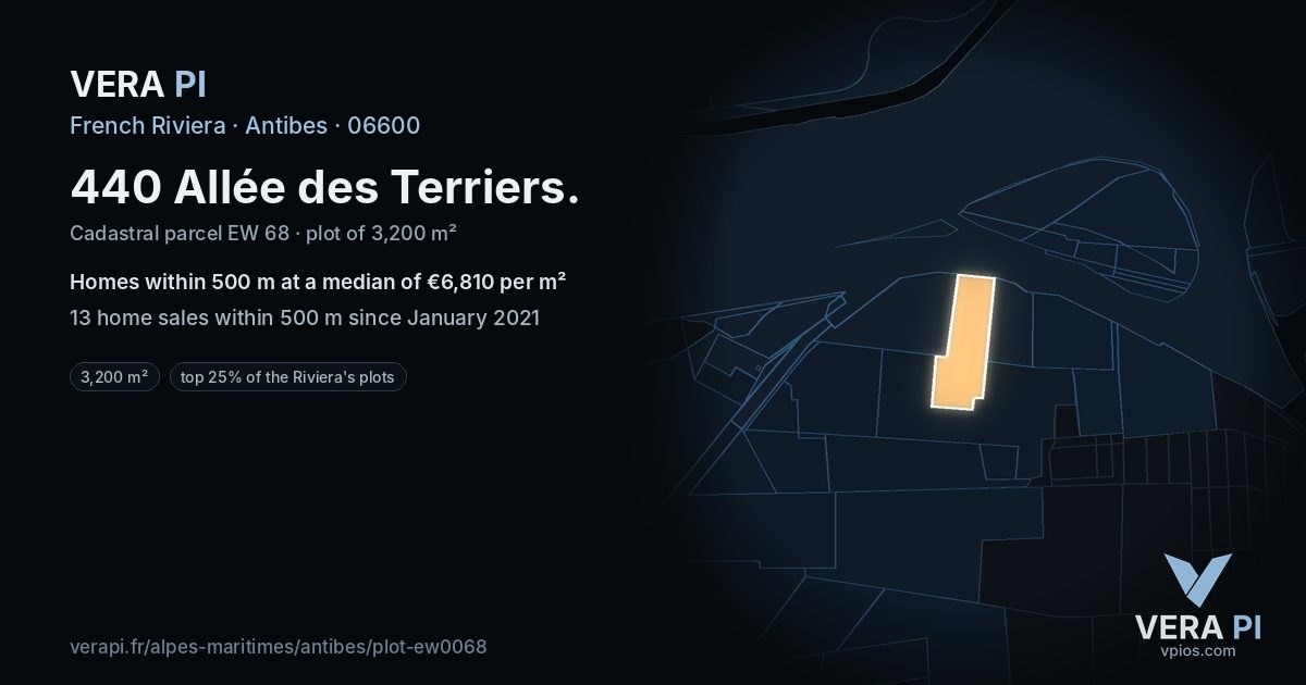 440 Allée des Terriers, Antibes at night – the plot lit, the parcels around coloured by the prices near them