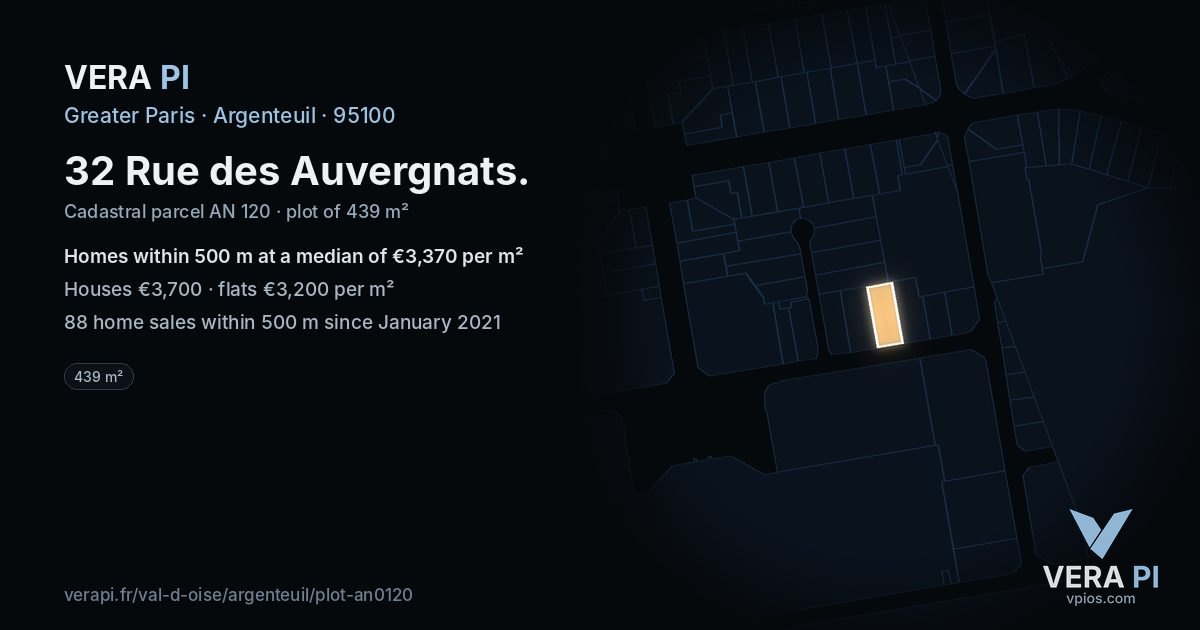 32 Rue des Auvergnats, Argenteuil at night – the plot lit, the parcels around coloured by the prices near them