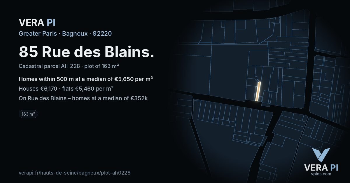 85 Rue des Blains, Bagneux at night – the plot lit, the parcels around coloured by the prices near them