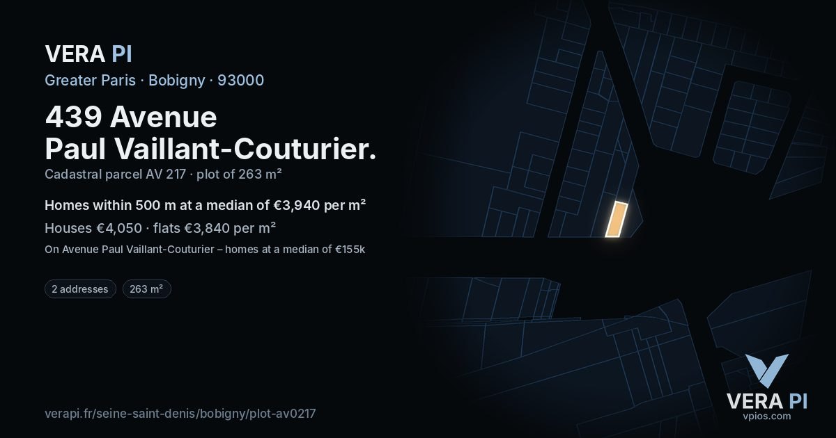 439 Avenue Paul Vaillant-Couturier, Bobigny at night – the plot lit, the parcels around coloured by the prices near them