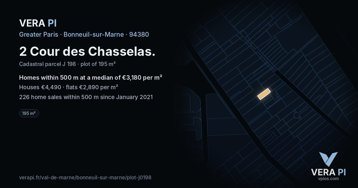 2 Cour des Chasselas, Bonneuil-sur-Marne at night – the plot lit, the parcels around coloured by the prices near them