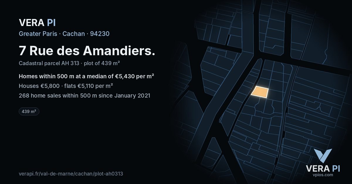 7 Rue des Amandiers, Cachan at night – the plot lit, the parcels around coloured by the prices near them
