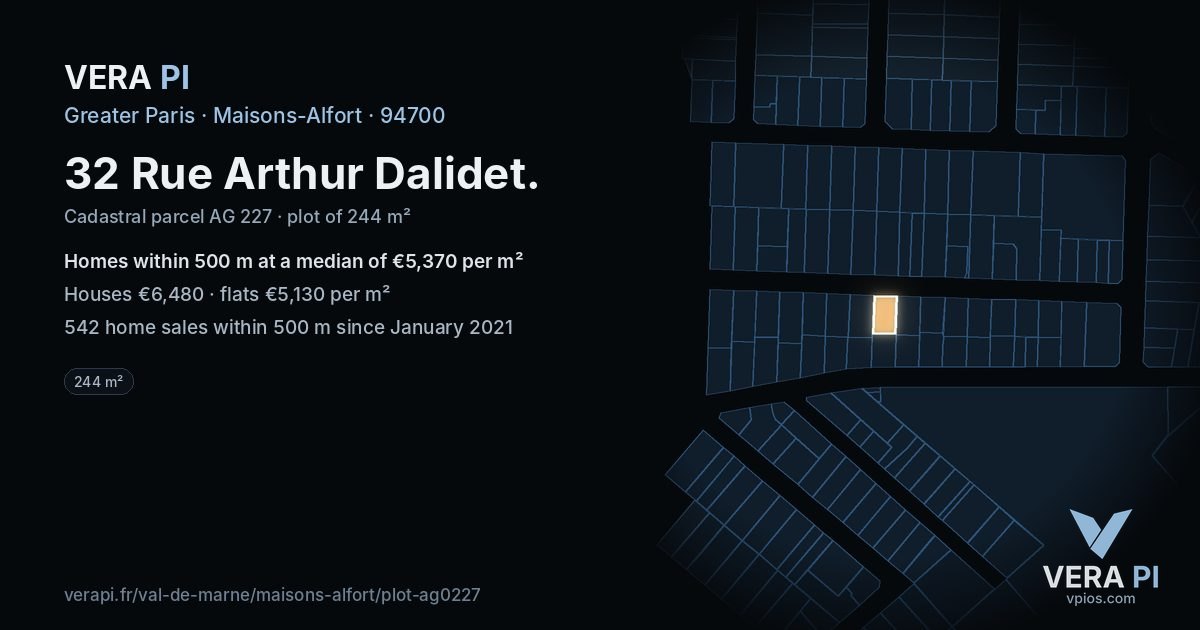 32 Rue Arthur Dalidet, Maisons-Alfort at night – the plot lit, the parcels around coloured by the prices near them