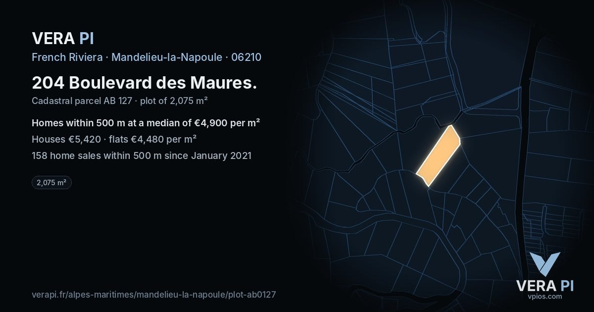204 Boulevard des Maures, Mandelieu-la-Napoule at night – the plot lit, the parcels around coloured by the prices near them