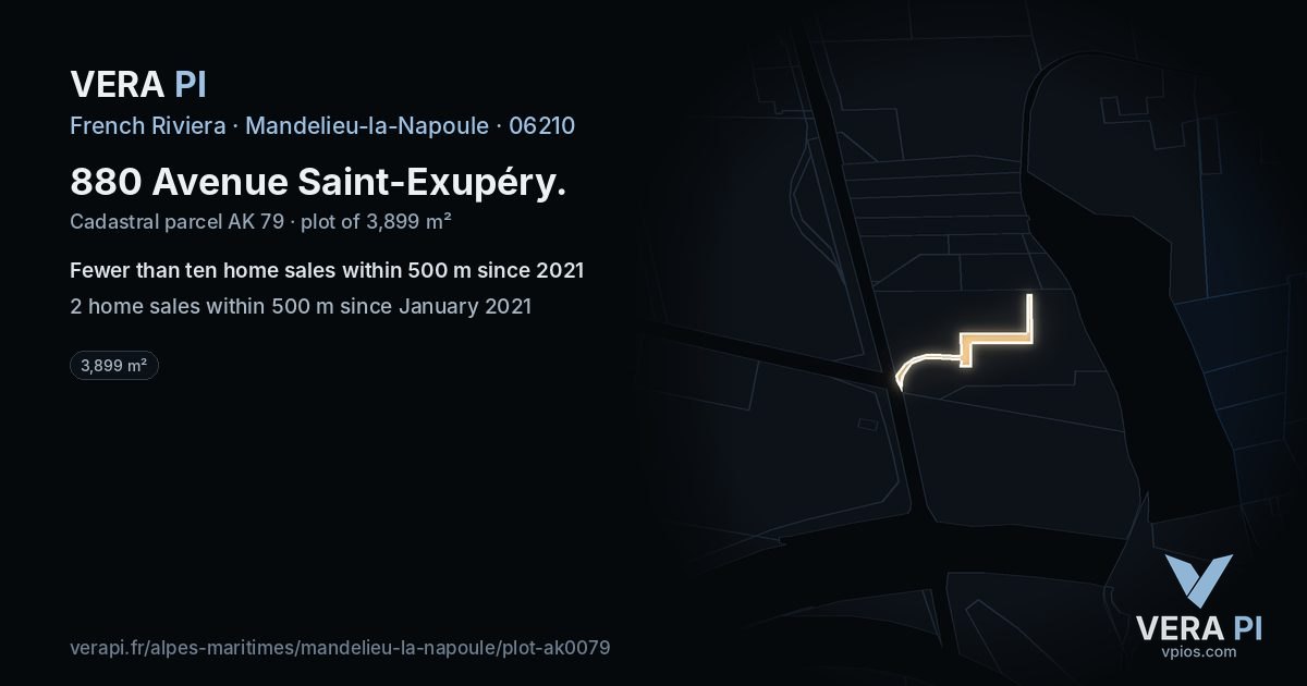 880 Avenue Saint-Exupéry, Mandelieu-la-Napoule at night – the plot lit, the parcels around coloured by the prices near them