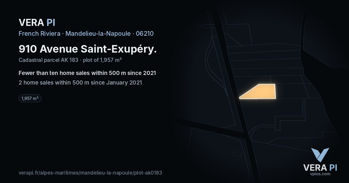 910 Avenue Saint-Exupéry, Mandelieu-la-Napoule at night – the plot lit, the parcels around coloured by the prices near them