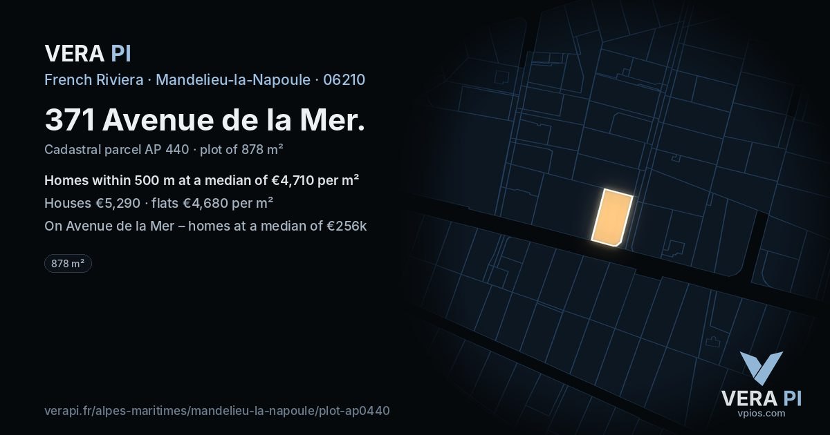 371 Avenue de la Mer, Mandelieu-la-Napoule at night – the plot lit, the parcels around coloured by the prices near them