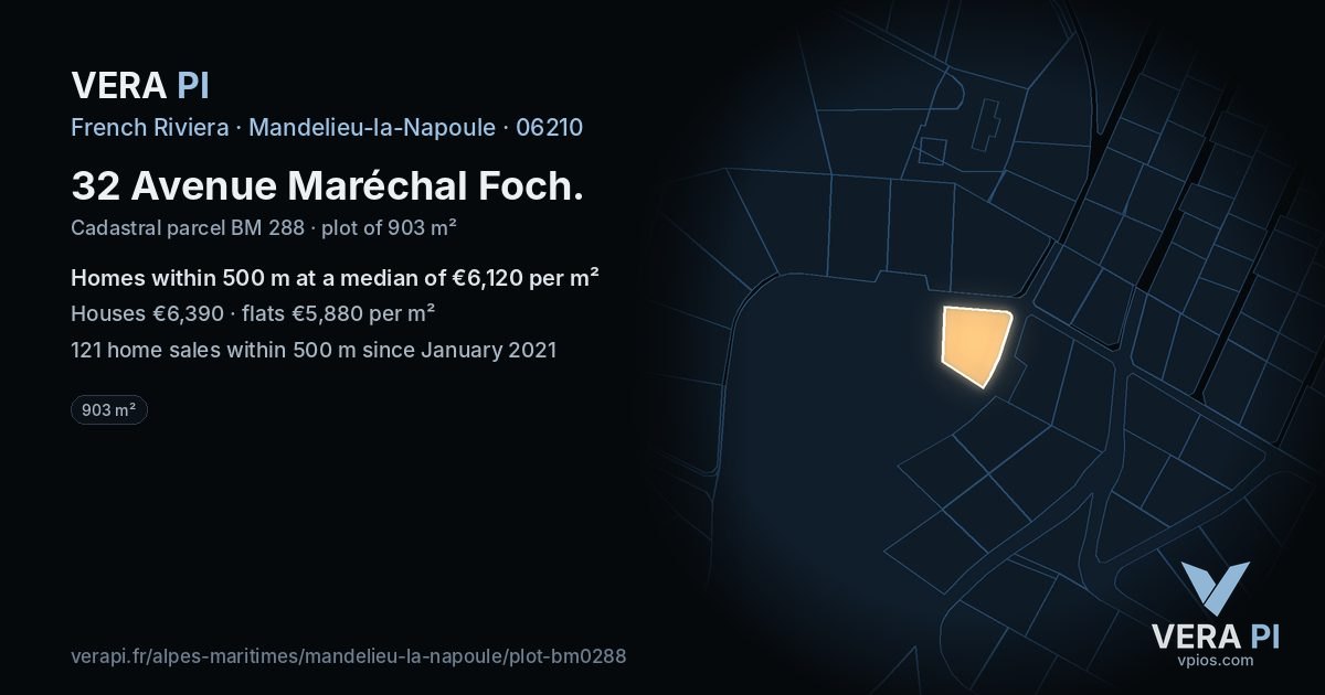 32 Avenue Maréchal Foch, Mandelieu-la-Napoule at night – the plot lit, the parcels around coloured by the prices near them