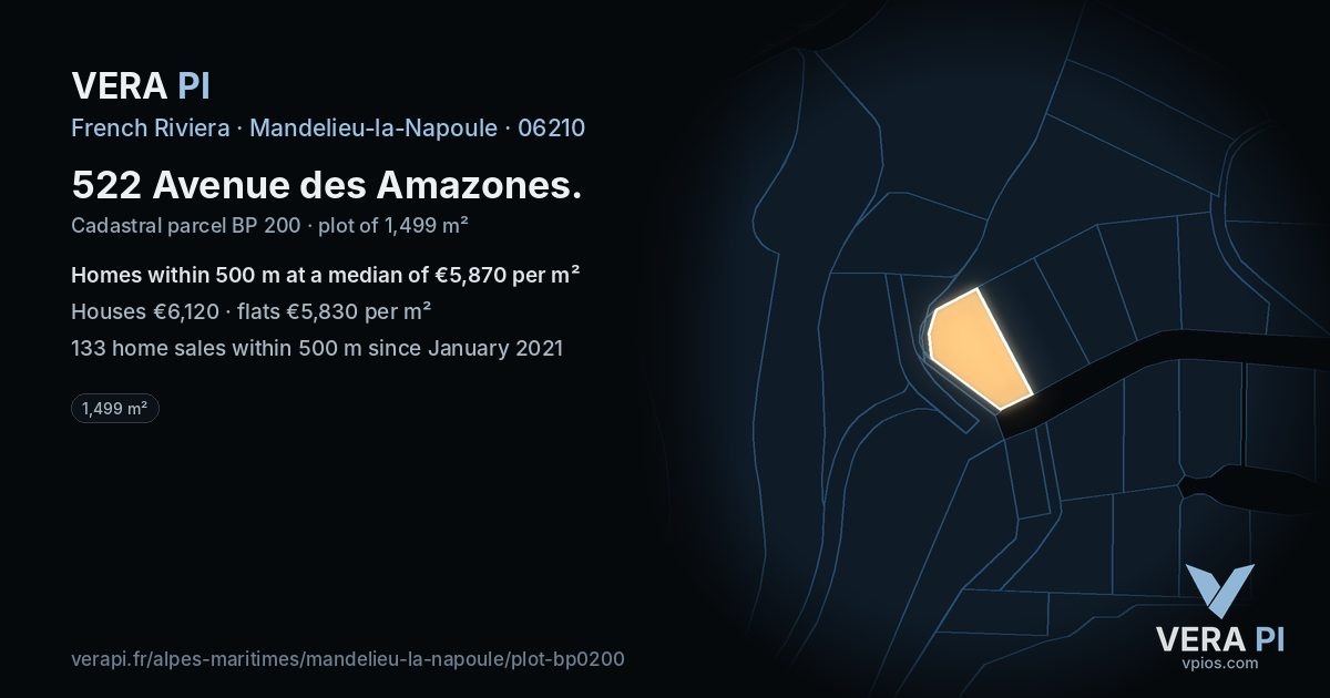 522 Avenue des Amazones, Mandelieu-la-Napoule at night – the plot lit, the parcels around coloured by the prices near them