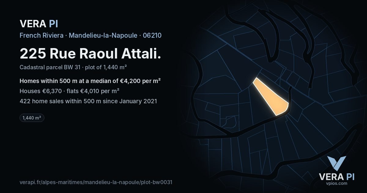 225 Rue Raoul Attali, Mandelieu-la-Napoule at night – the plot lit, the parcels around coloured by the prices near them