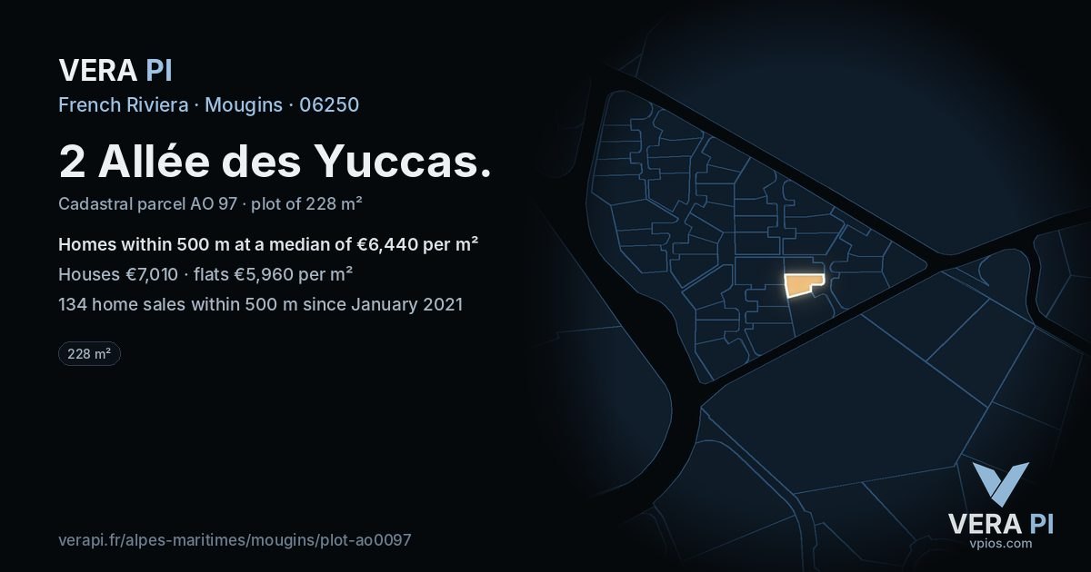 2 Allée des Yuccas, Mougins at night – the plot lit, the parcels around coloured by the prices near them