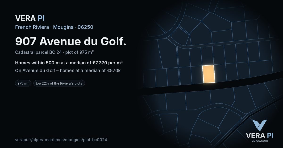 907 Avenue du Golf, Mougins at night – the plot lit, the parcels around coloured by the prices near them