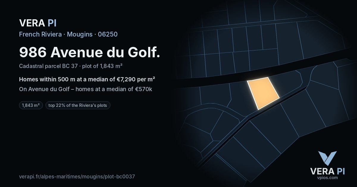 986 Avenue du Golf, Mougins at night – the plot lit, the parcels around coloured by the prices near them