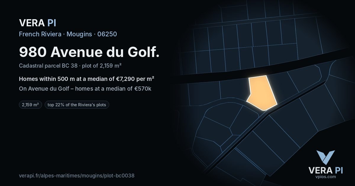 980 Avenue du Golf, Mougins at night – the plot lit, the parcels around coloured by the prices near them