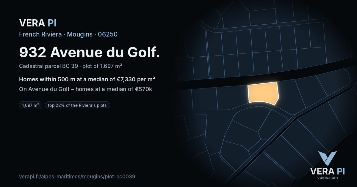 932 Avenue du Golf, Mougins at night – the plot lit, the parcels around coloured by the prices near them